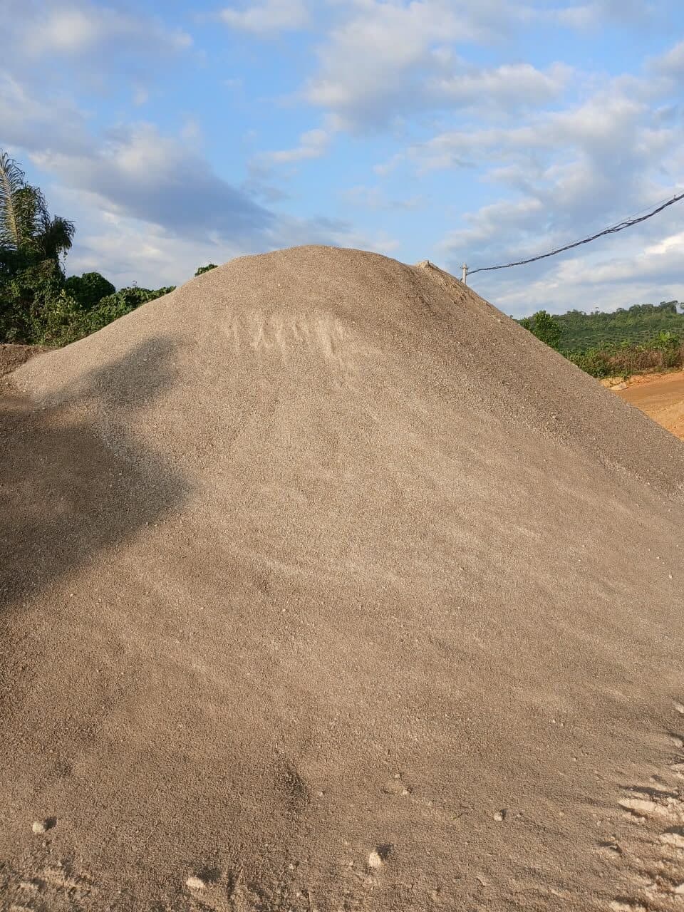 Tumpukan abu batu agregat halus di stockpile PT. Bumi Kutai Perkasa