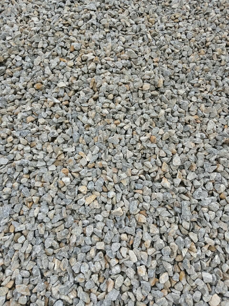 Pecahan fraksi batu split berbagai ukuran di stockpile PT. Bumi Kutai Perkasa